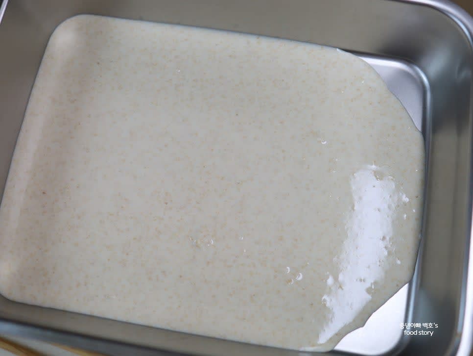 넓은 바트나 쟁반에 반죽물을 부어 배추 양면에 반죽물을 골고루 묻혀줍니다.
