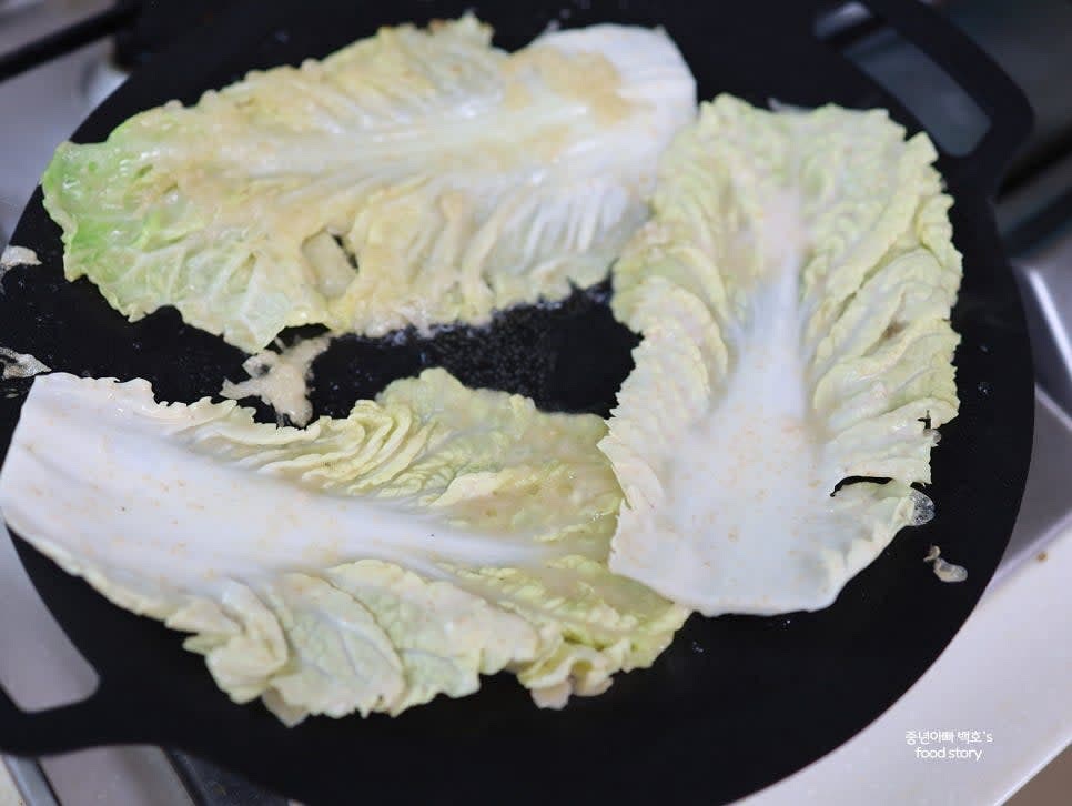 팬에 식용유를 넉넉히 두르고 배추를 올려 중약불에서 앞뒤로 노릇노릇하게 구워줍니다.