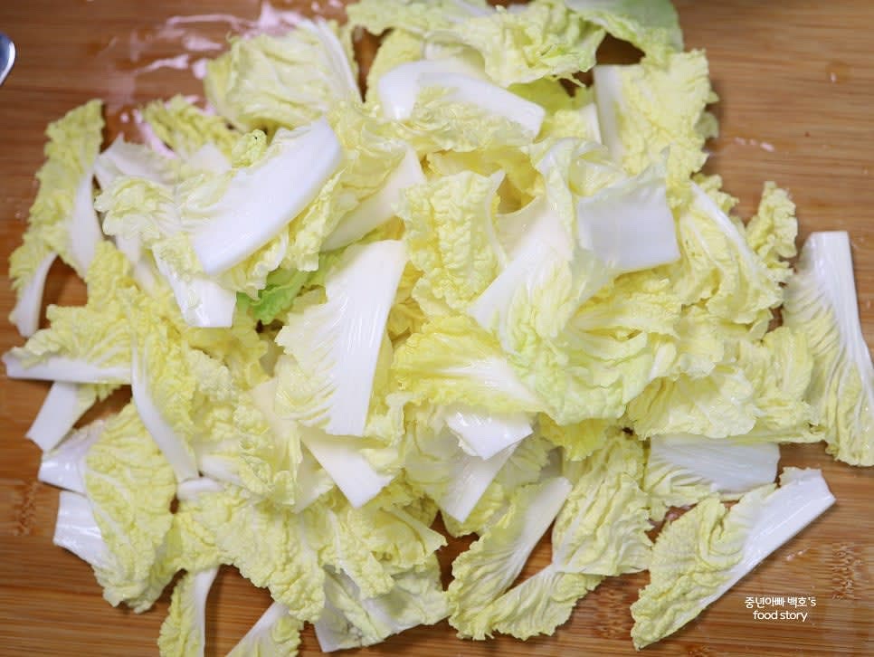 배추의 끝부분을 자르고 깨끗이 씻은 후 먹기 좋은 크기로 잘라줍니다.