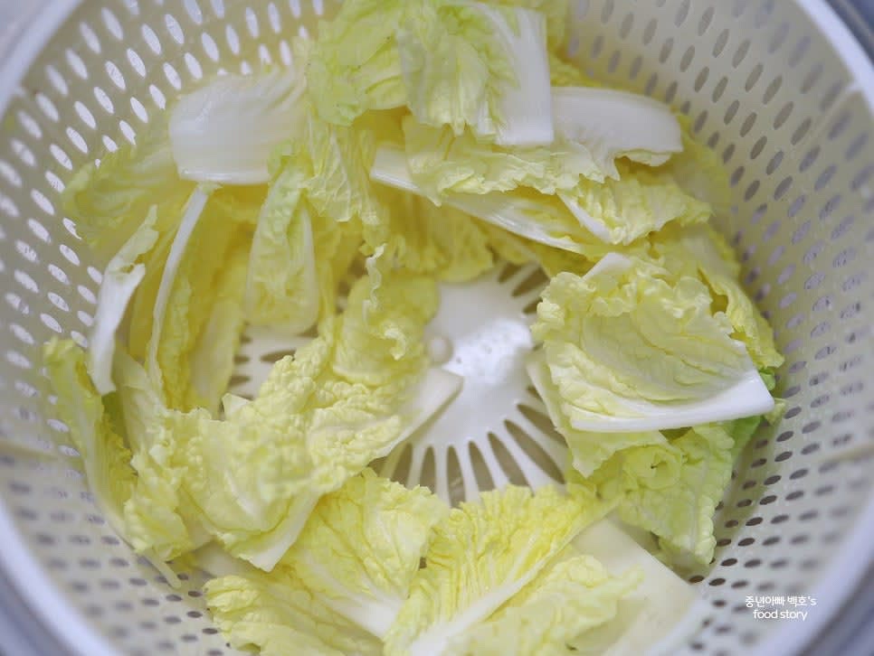 잘린 배추의 물기를 야채 탈수기나 키친타월로 제거한 후 채반에 밭쳐 둡니다.