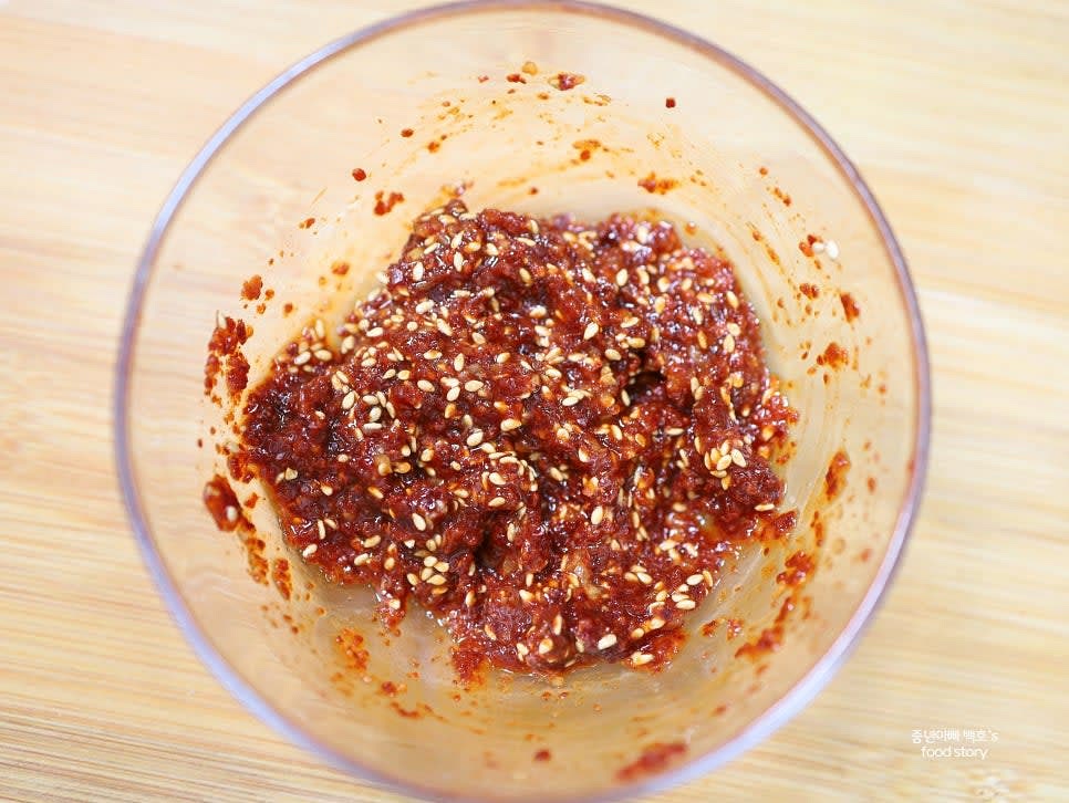 양념 볼에 국간장, 까나리 액젓, 고춧가루, 알룰로스, 다진 마늘, 통깨를 넣고 잘 섞어 양념을 만듭니다.