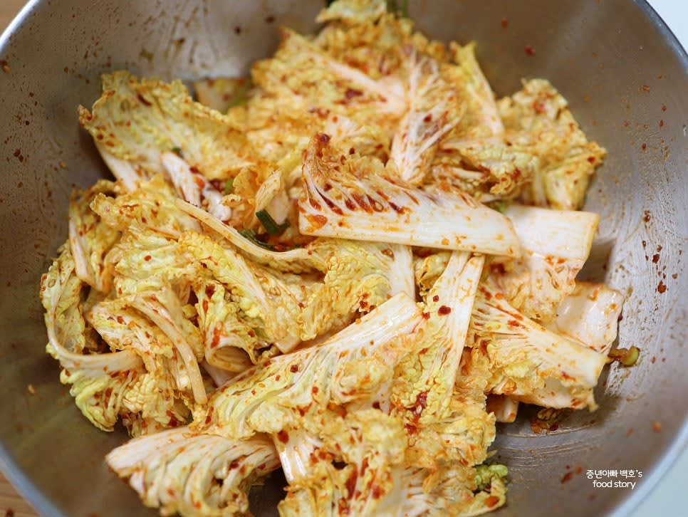 간을 보며 필요에 따라 남은 양념을 추가로 넣고 다시 조물조물 무쳐줍니다.