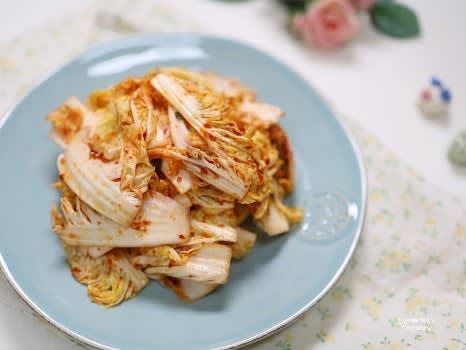 완성된 겉절이를 그릇에 담아내어 제공합니다.