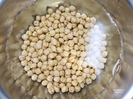 병아리콩을 물에 반나절 불린 후 끓는 물에 삶아 준비합니다.