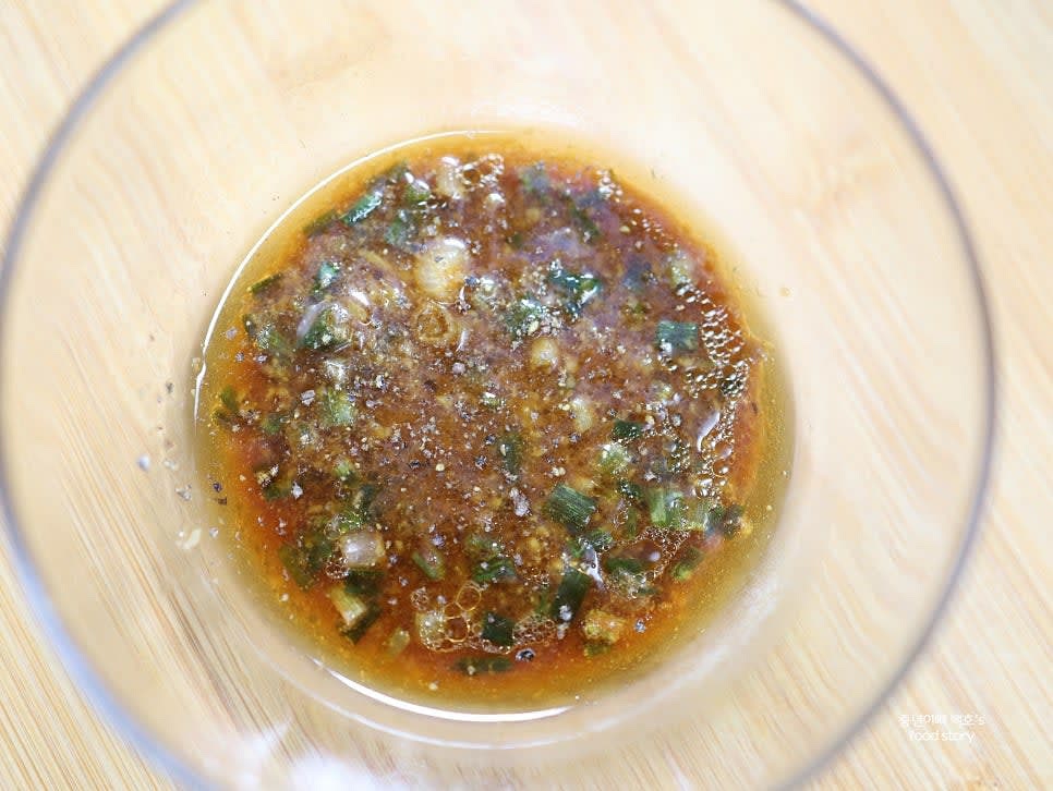 간장 소스를 준비합니다. 간 마늘 1/2스푼, 쪽파 1스푼, 양조간장 1스푼, 맛술 1스푼, 참기름 1스푼, 와사비 1/3스푼, 후추 약간을 섞어줍니다.