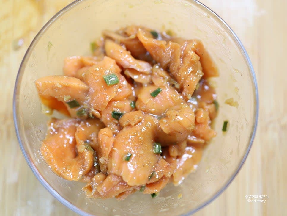 훈제 연어 슬라이스의 물기를 키친타월로 제거한 후 한입 크기로 자릅니다. 간장 소스에 재워둡니다.