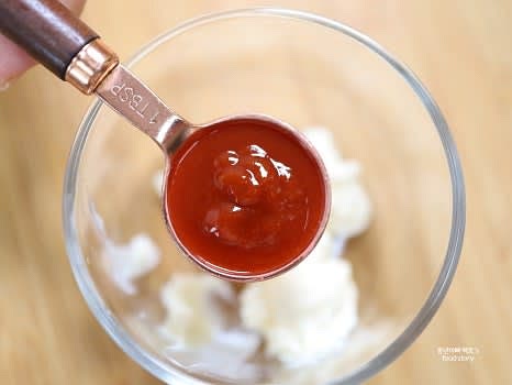 스리라차 소스를 준비합니다. 마요네즈 3스푼, 스리라차소스 1스푼, 레몬즙 1/2스푼을 섞어줍니다.