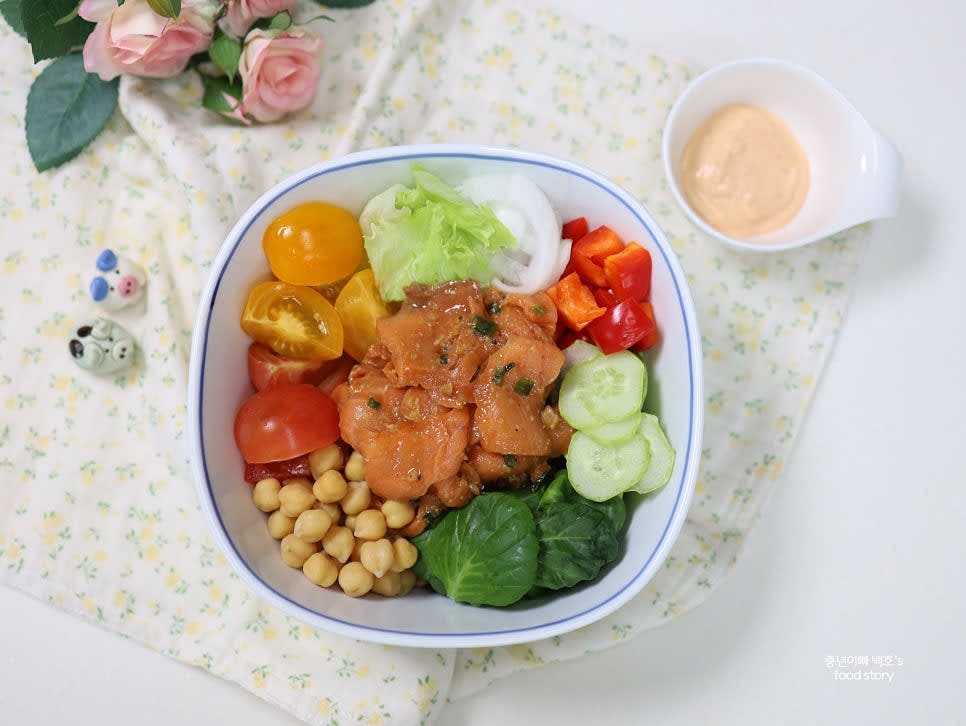 스리라차 소스를 따로 담거나 요리에 뿌려 함께 제공합니다.