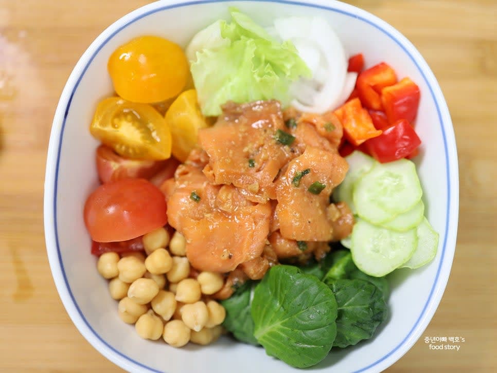 간장 소스에 재워둔 훈제 연어를 올립니다.