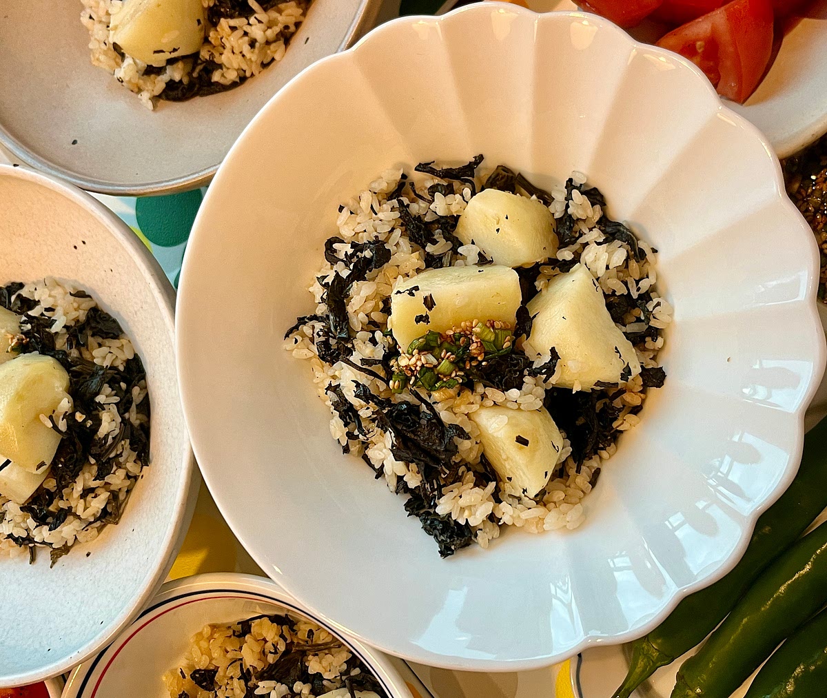 그릇에 밥을 담고 양념장을 곁들여 완성합니다.