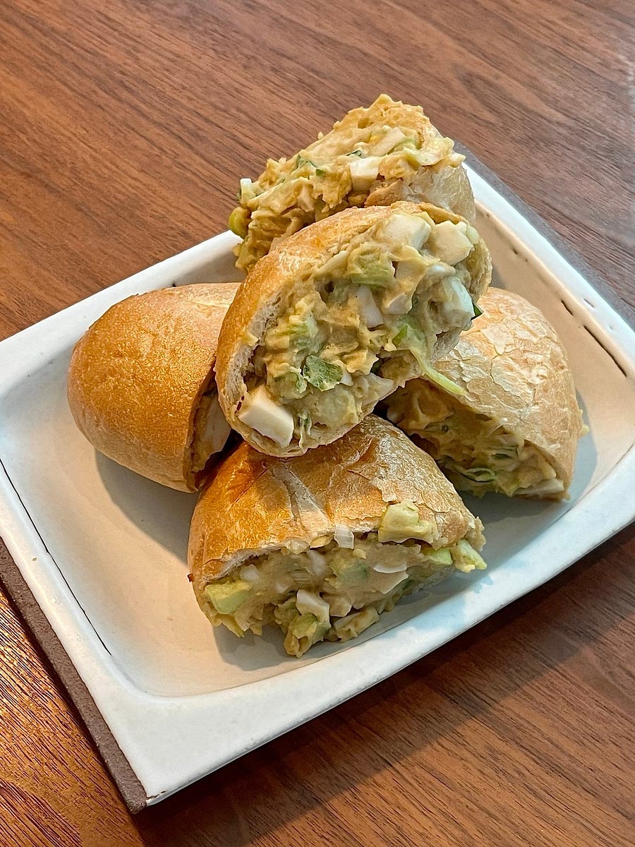 빵 속에 버무린 재료를 채워 완성합니다.