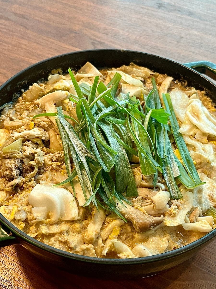 마지막으로 기호에 따라 참기름과 깨를 뿌려 마무리합니다.