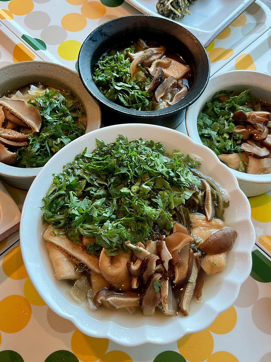 소면을 접시에 담고, 끓인 국물을 부은 뒤 쑥갓, 참기름, 깨를 올려 완성합니다.