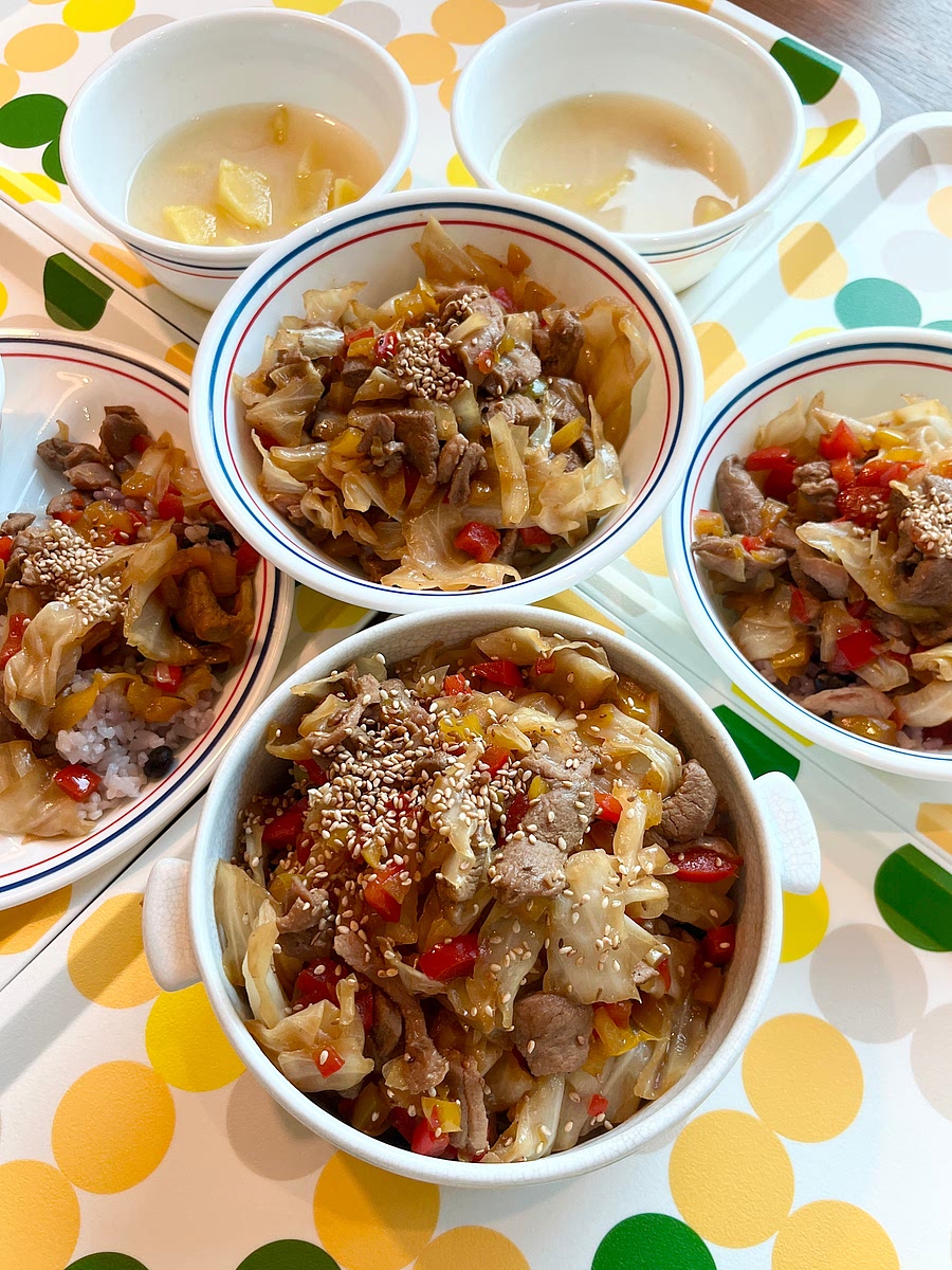 야채가 다 익으면 불을 끄고 참기름을 약간 뿌려 고루 섞어 마무리합니다.