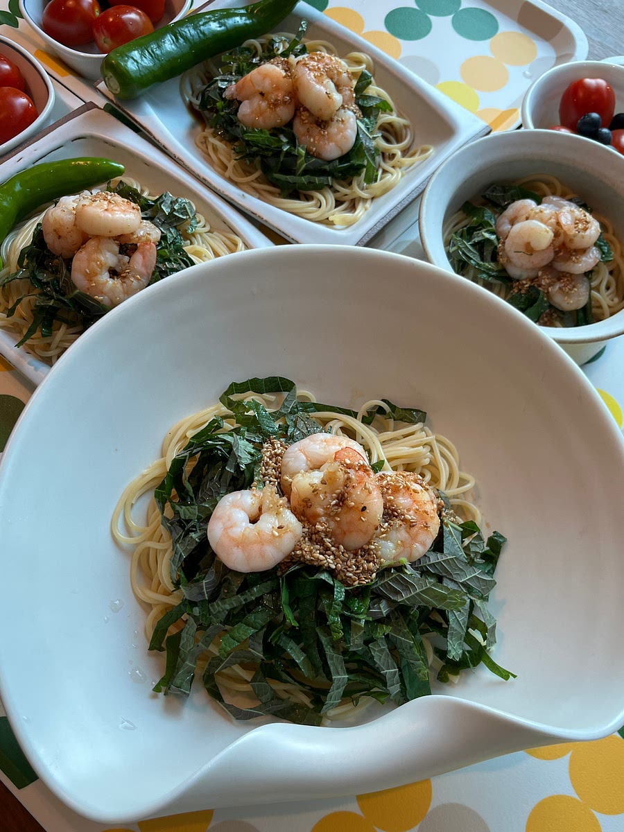 준비한 간장 소스를 면 위에 골고루 뿌려 마무리합니다.