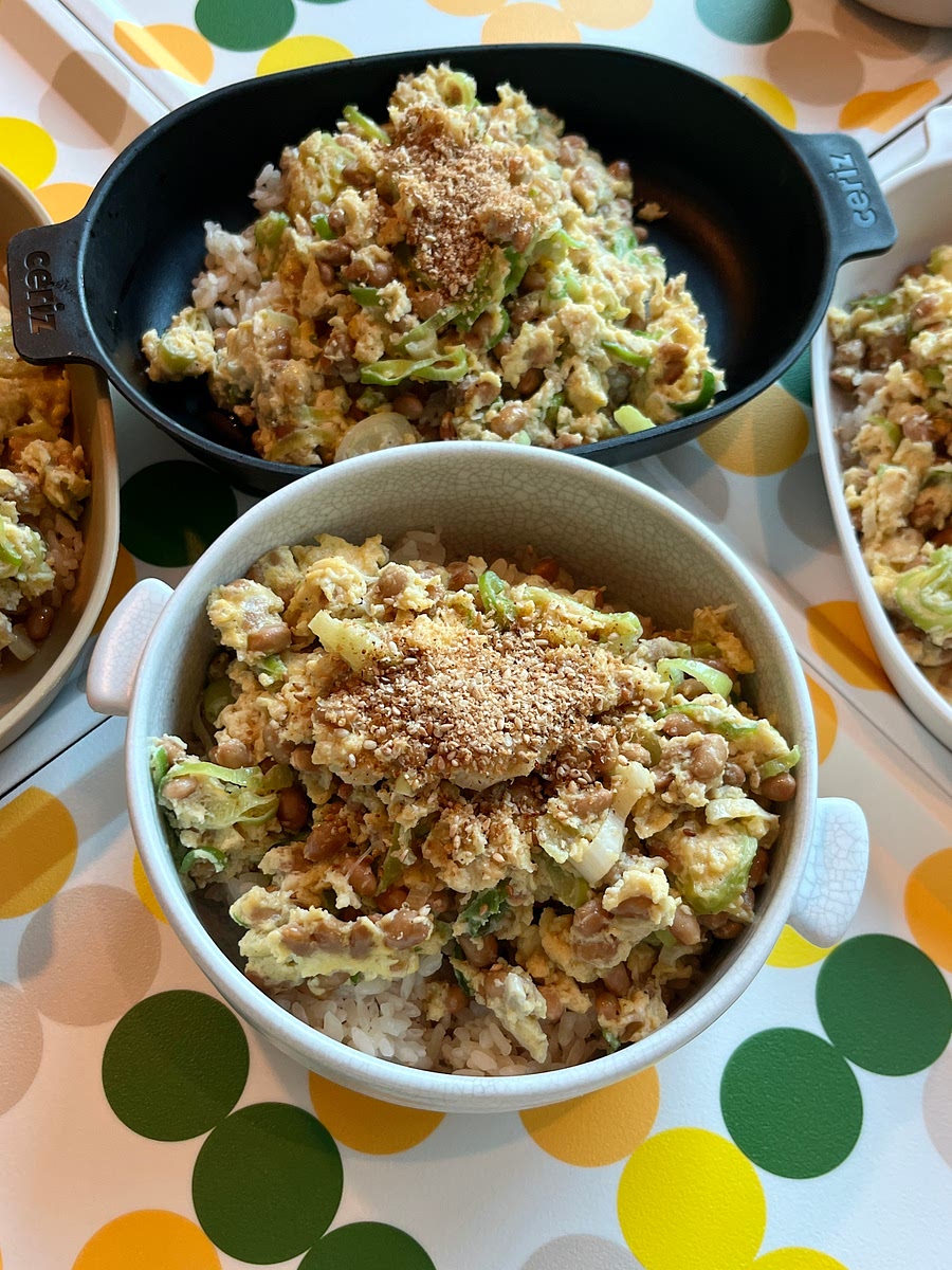 참기름과 깨를 뿌려 마무리합니다.