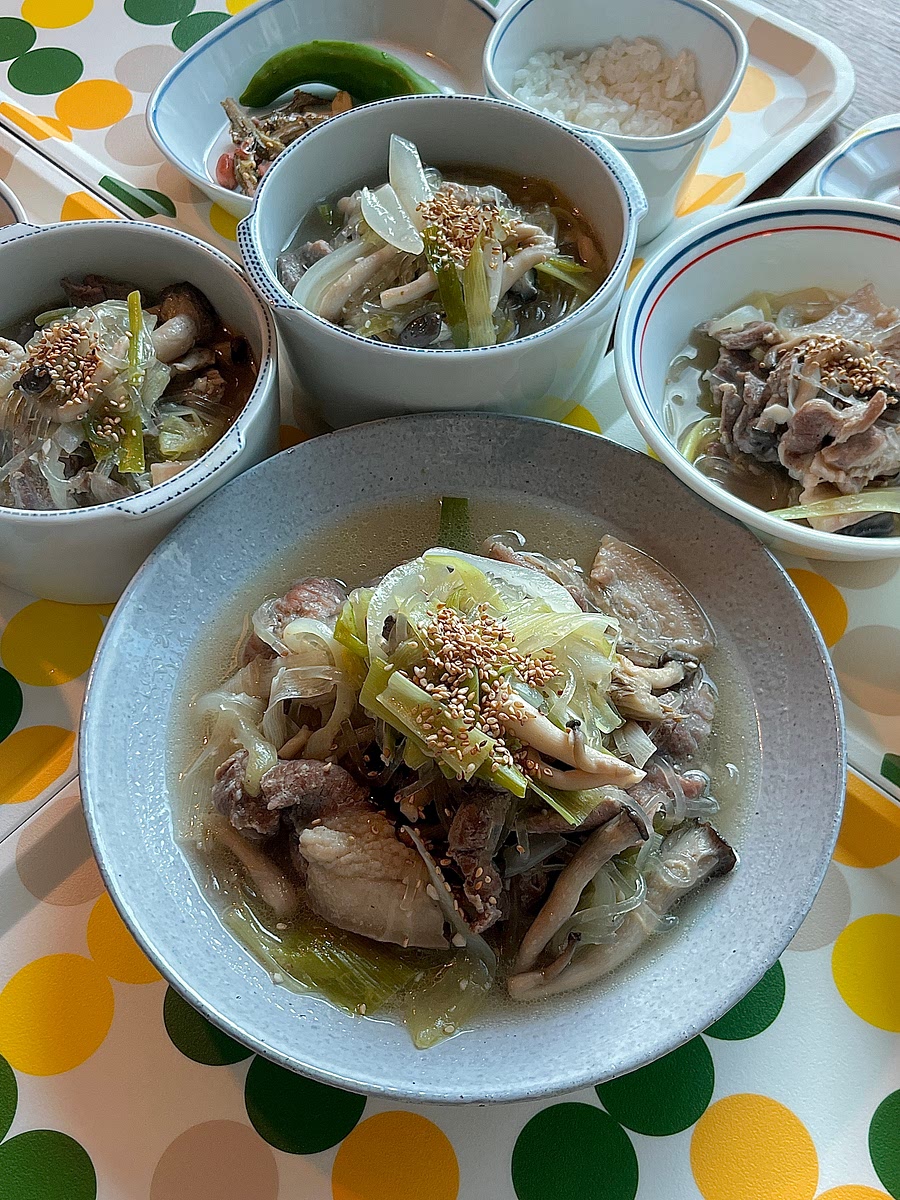 전골을 끓이면서 바로 즐기면 더욱 맛있게 먹을 수 있습니다.