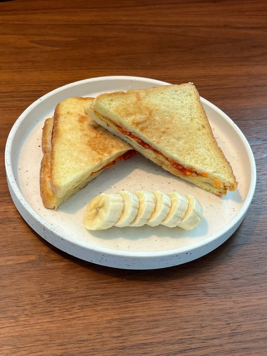 토마토케첩을 뿌린 뒤 빵으로 덮어 마무리합니다.