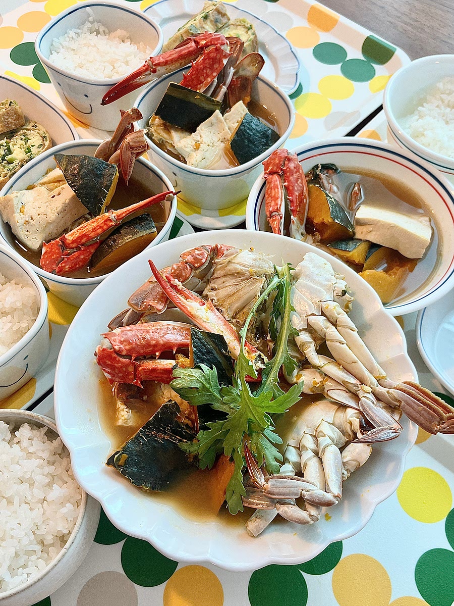 단호박이 익으면 쑥갓을 올리고 한 번 더 끓인 후 불을 끄고 완성합니다.