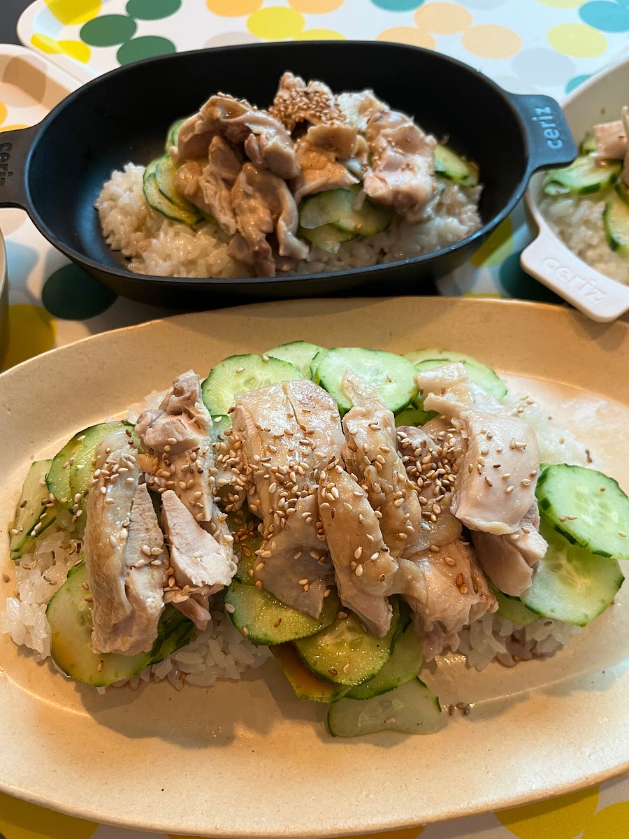 양념소스를 취향껏 뿌리고, 참기름과 깨를 뿌려 마무리합니다.