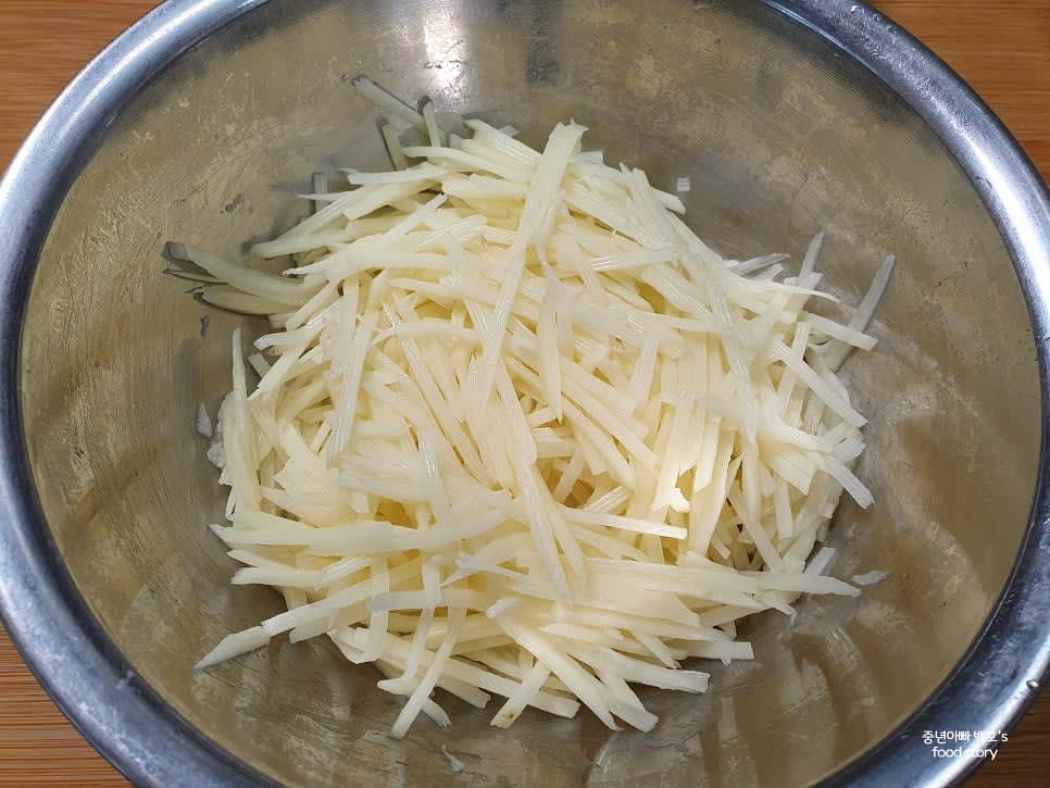 감자를 채칼로 얇게 썰어 준비합니다.