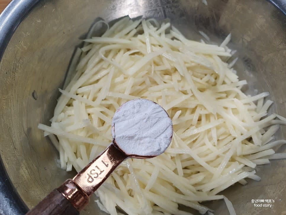 녹말가루 2 티스푼을 넣고 손으로 잘 섞어줍니다.