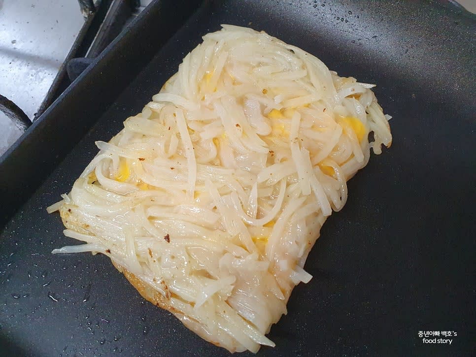 치즈가 녹고 양면이 노릇노릇해질 때까지 익혀줍니다.