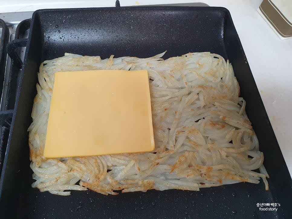 뒤집은 감자전 위에 체더치즈 1장을 올리고 반으로 접습니다.