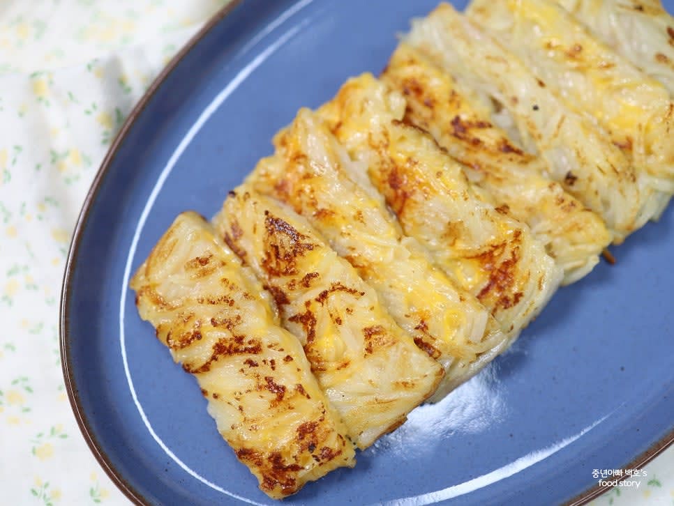 적당한 크기로 잘라 접시에 담아 완성합니다.