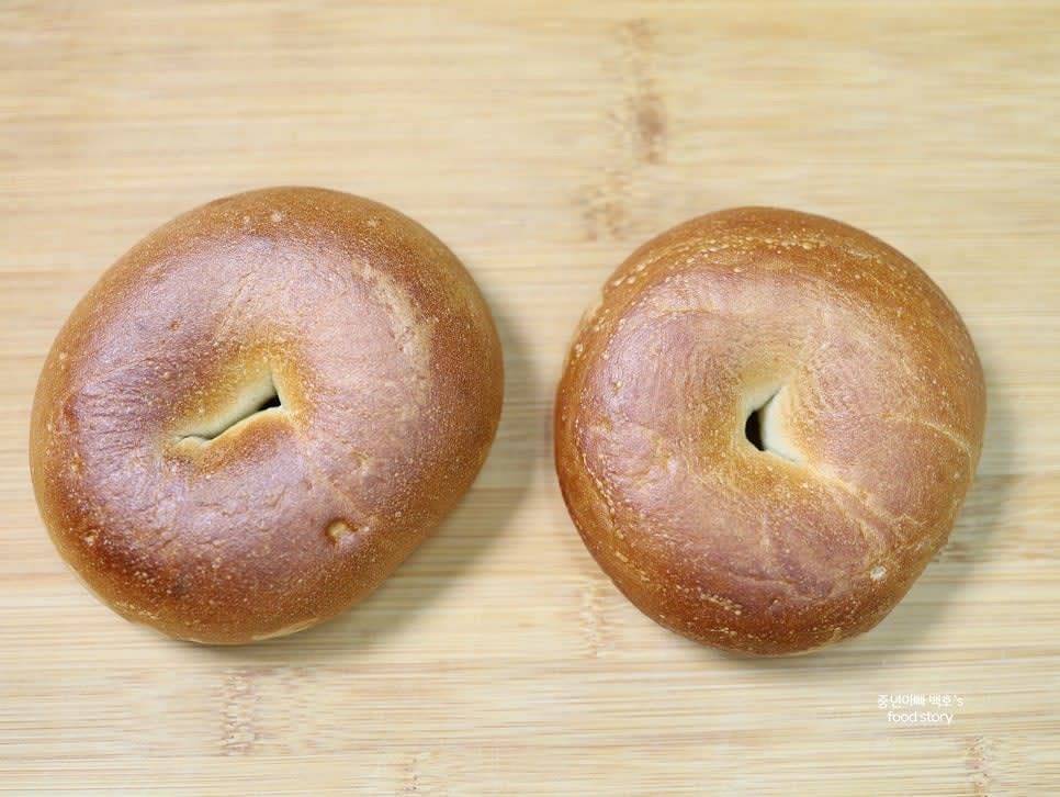 냉동된 베이글을 에어프라이어에서 해동시키거나 실온에서 미리 해동시킵니다.