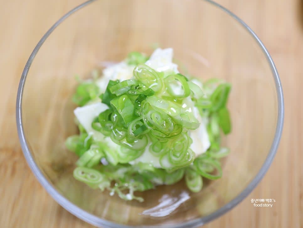 크림치즈에 대파를 섞고 꿀 1스푼을 넣어 골고루 섞어줍니다.