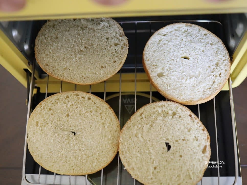 베이글을 반으로 자르고 자른 면이 위로 오게 올린 후 에어프라이어에서 180℃로 약 5분 정도 구워줍니다.