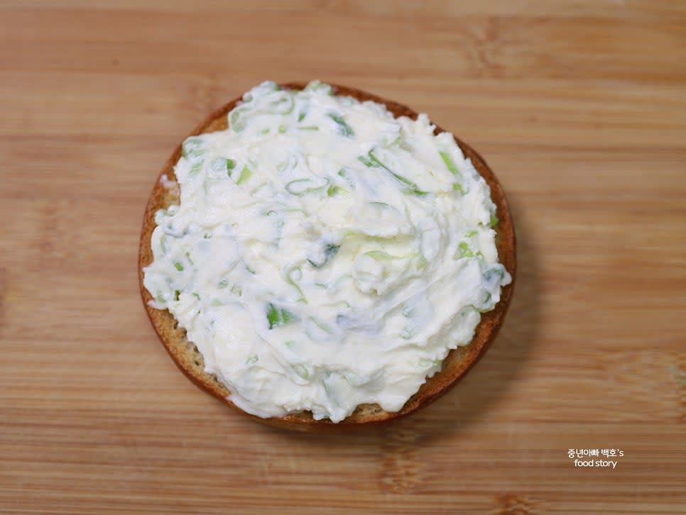 구운 베이글의 자른 면 위에 대파 크림치즈를 두텁게 발라줍니다.