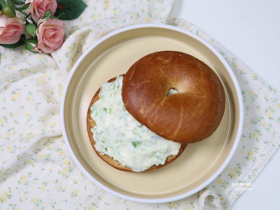 베이글 윗부분을 덮고 그릇에 담아 완성합니다.