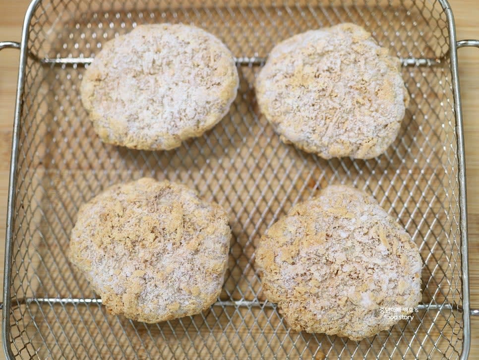 냉동 상태의 시판 패티를 에어프라이어 망에 겹치지 않게 올리고 180℃에서 15분간 조리합니다.