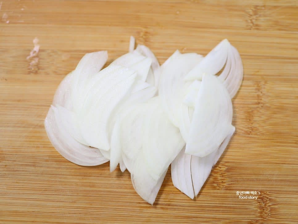 양파는 얇게 채 썰고, 미니 새송이버섯은 얇게 썰어 준비합니다.