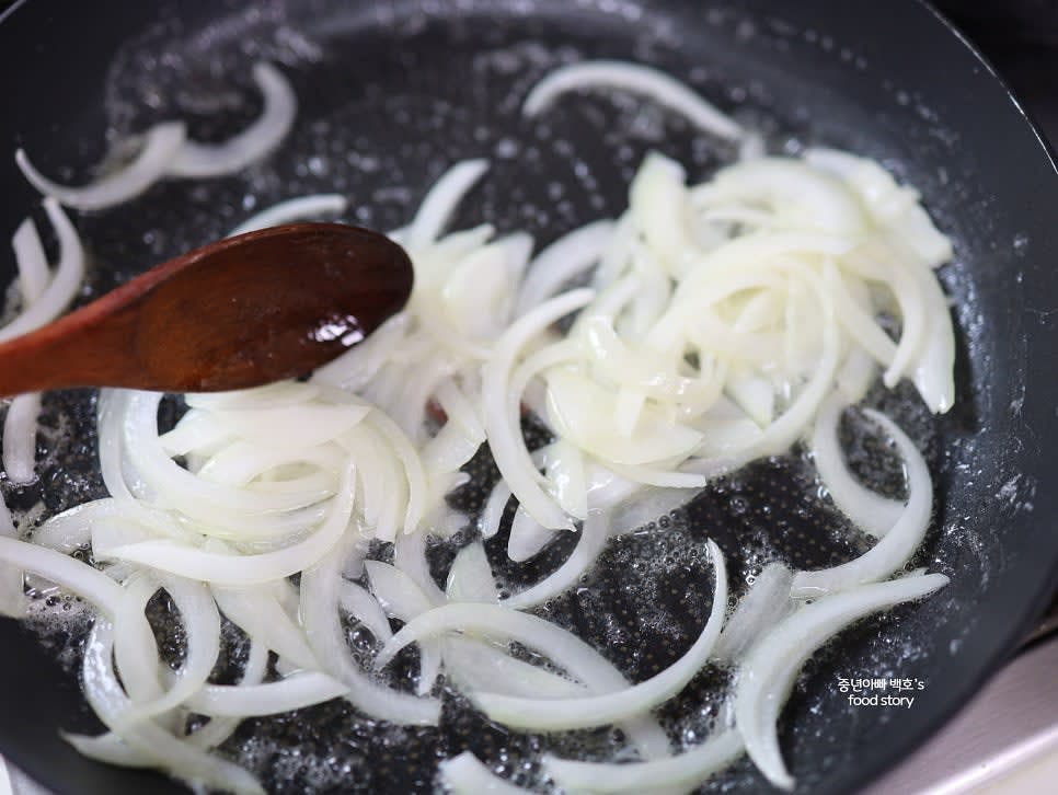 팬에 버터를 녹이고 양파와 버섯을 넣어 볶아줍니다.