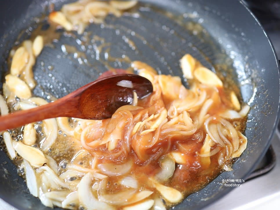 알룰로스 1스푼, 우스타 소스 1스푼, 토마토케첩 2스푼을 넣어 잘 섞어가며 볶아 소스를 만듭니다.