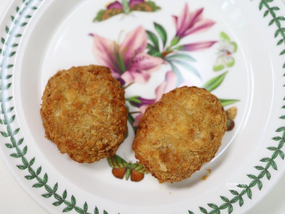 그릇에 밥과 함께 구운 패티 2개를 올리고, 만든 소스를 패티 위에 적당히 부어줍니다.