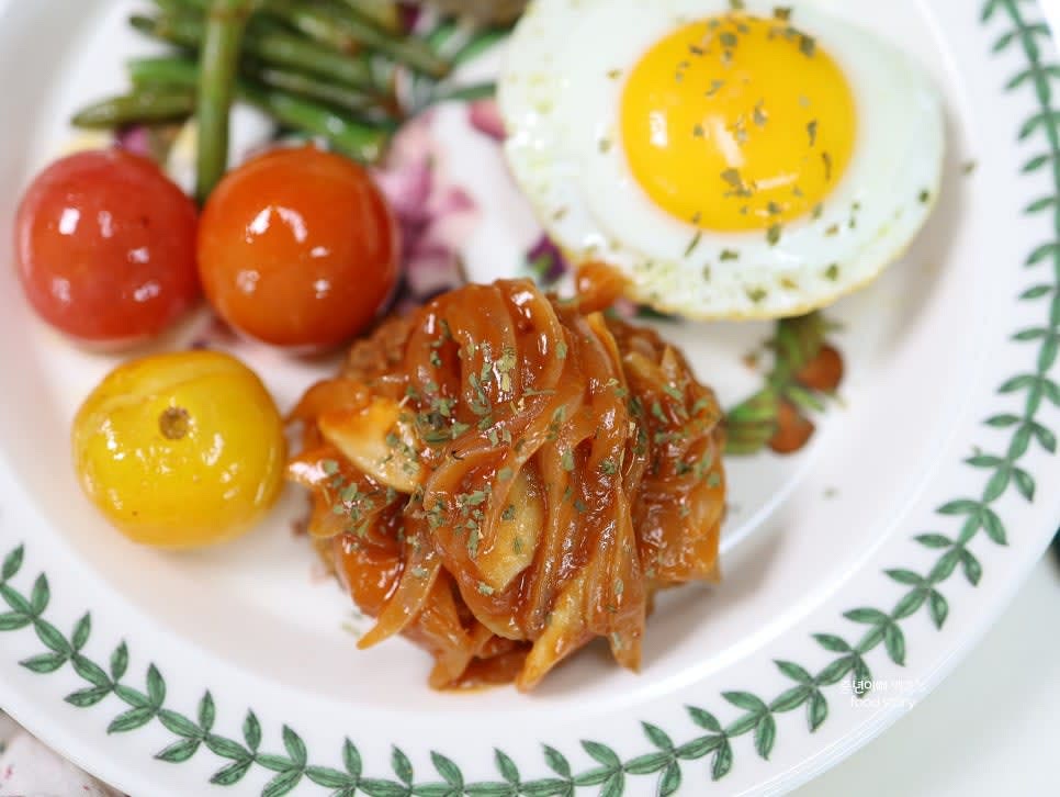 마지막으로 파슬리를 뿌려 완성합니다.