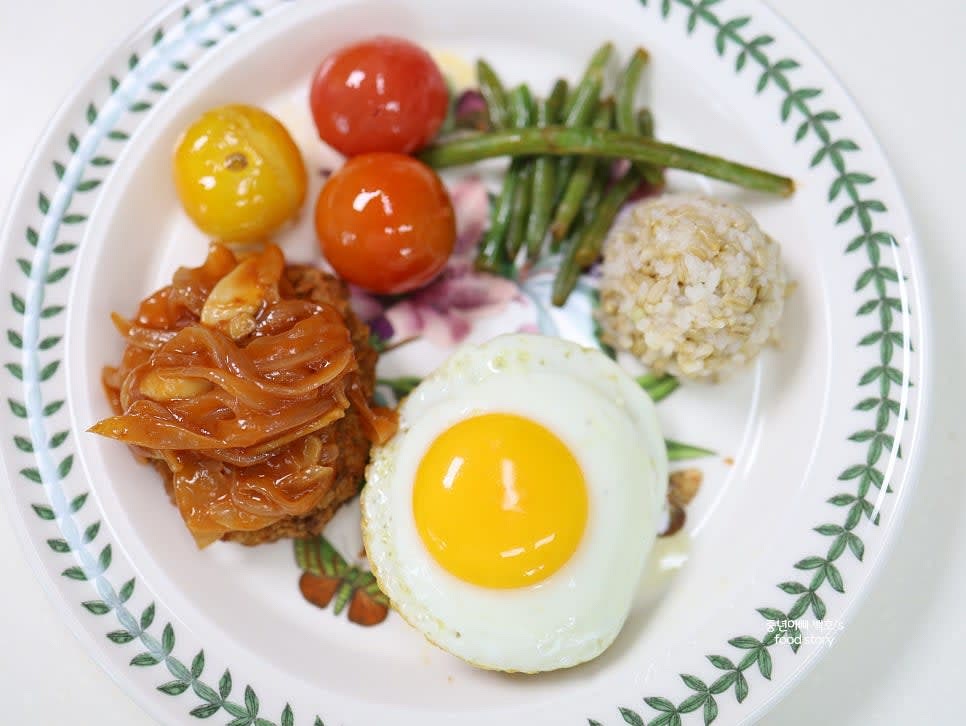 계란프라이를 올리고, 그린빈스와 방울토마토를 곁들여 가니시로 마무리합니다.