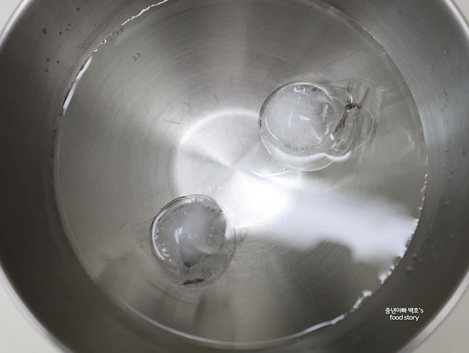 냉수 1000ml에 얼음을 넣고 냉장고 또는 냉동실에 넣어 차갑게 준비합니다.