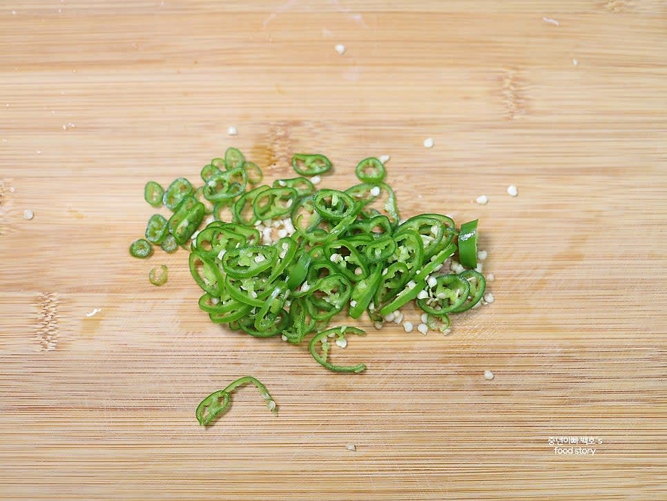 청양고추 2개를 얇게 송송 썰어 준비합니다.