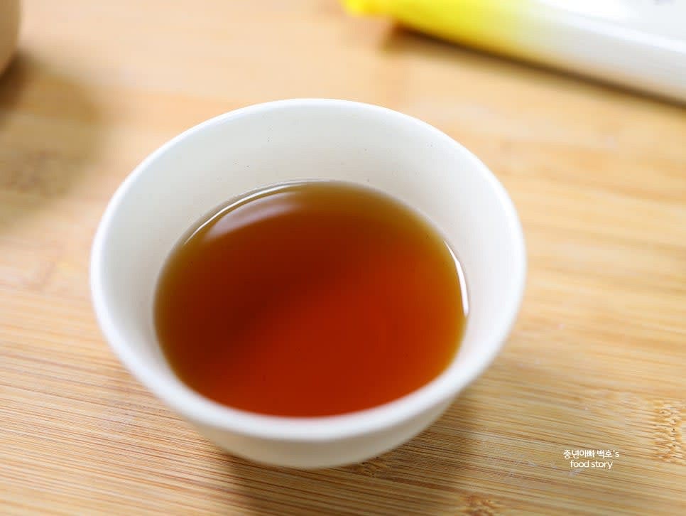 작은 공기에 쯔유소스 1/4컵과 차가운 물을 2:1 비율로 섞어 찍어 먹는 소스를 만듭니다. 간을 보고 취향에 따라 조절합니다.