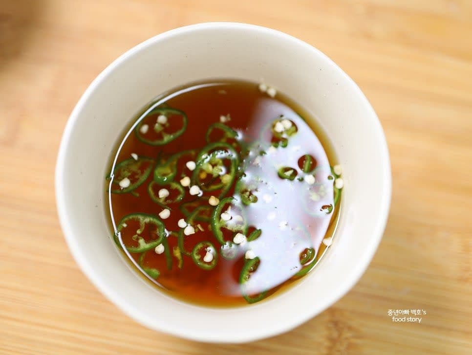 청양고추를 소스에 넣어 매콤한 맛을 더합니다.