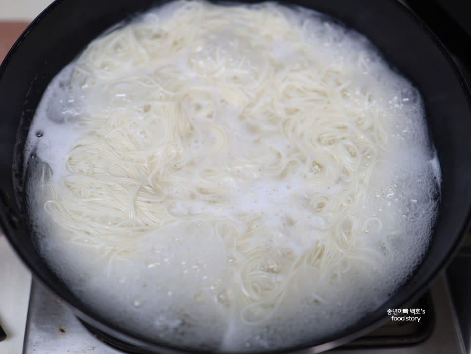 세면을 팔팔 끓는 물에 넣고 3~4분간 삶습니다.