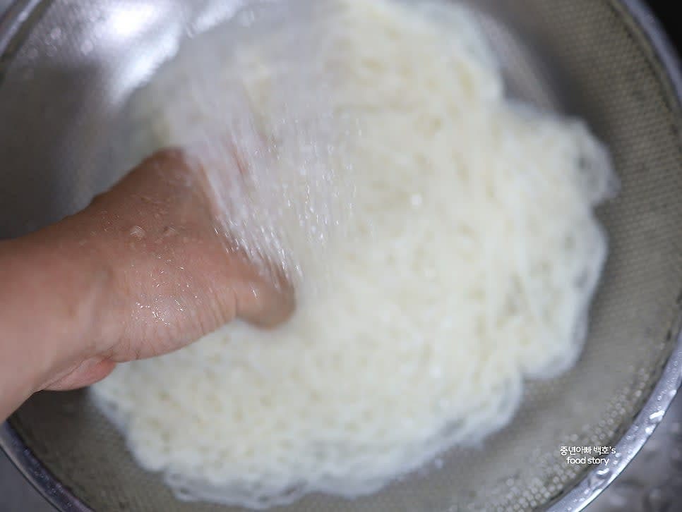 삶은 면을 찬물로 헹구어 전분기를 제거하고 채반에 물기를 빼줍니다.