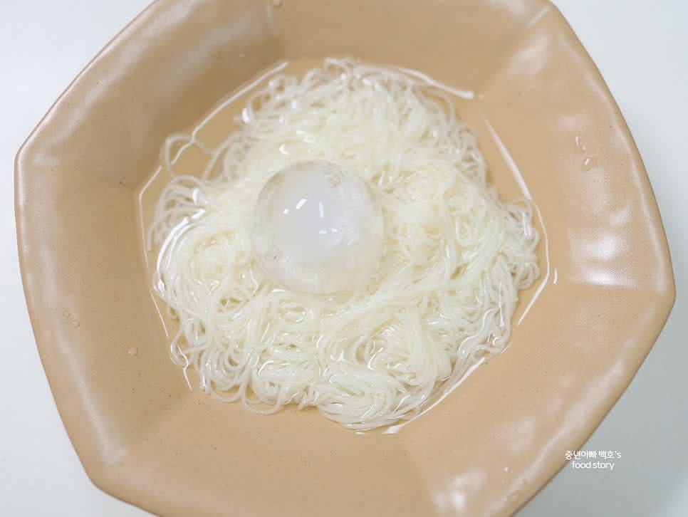 그릇에 얼음을 넣은 차가운 물을 담고 면을 적당히 덜어 담아 줍니다.