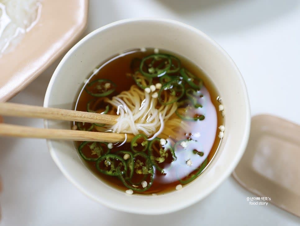 소스를 별도의 그릇에 준비하고, 면을 소스에 찍어 먹습니다. 청양고추 조각과 함께 드시면 더욱 맛있습니다.