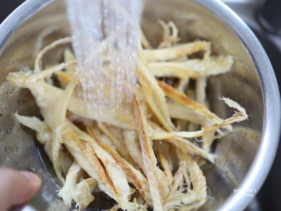 황태채를 흐르는 물에 헹군 후 물기를 꽉 짜서 그릇에 담고 10분간 불려줍니다.